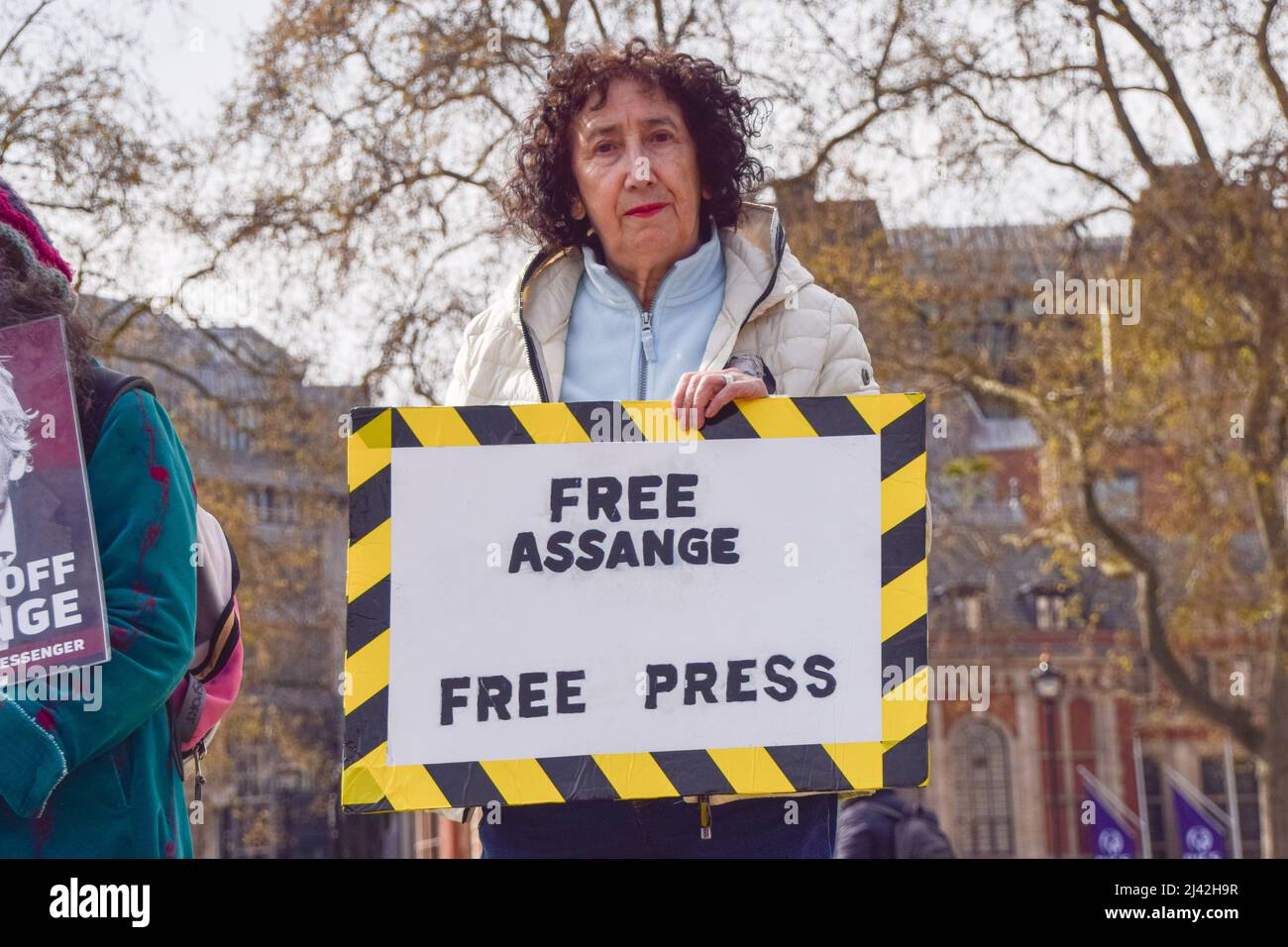 London, Großbritannien. 11.. April 2022. Demonstranten versammelten sich auf dem Parliament Square, um den dritten Jahrestag der Verhaftung des WikiLeaks-Gründers Julian Assange zu begehen und seine Freilassung zu fordern. Kredit: Vuk Valcic/Alamy Live Nachrichten Stockfoto