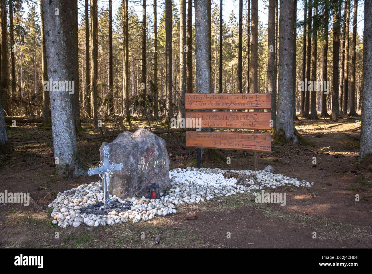 gedenkstein und Gedenktafel der Bulgenschlacht in einem Wald bei Hellenthal-Hollerath, Eifel, Nordrhein-Westfalen, Deutschland. An diesem POI Stockfoto