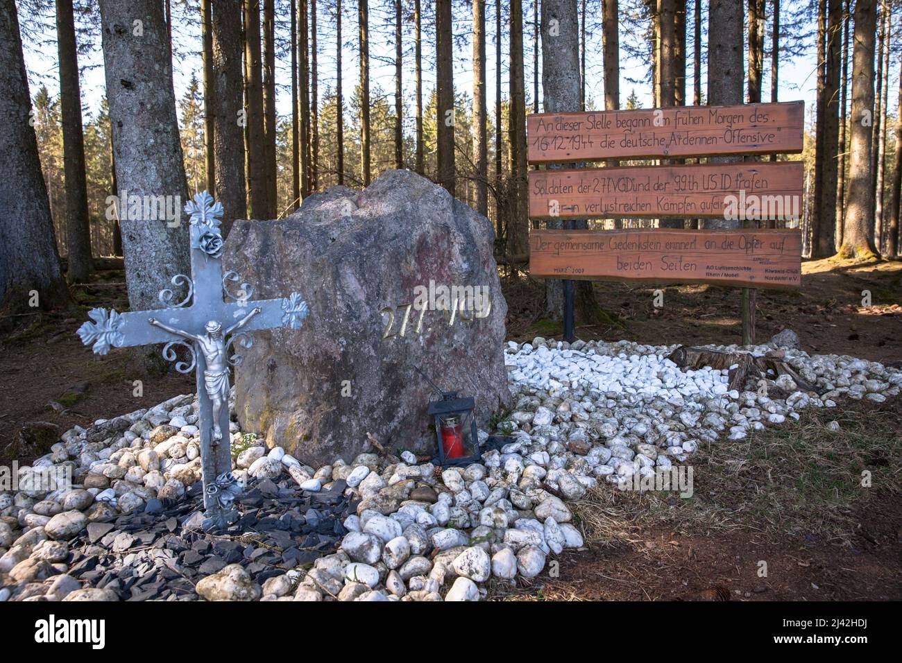 gedenkstein und Gedenktafel der Bulgenschlacht in einem Wald bei Hellenthal-Hollerath, Eifel, Nordrhein-Westfalen, Deutschland. An diesem POI Stockfoto