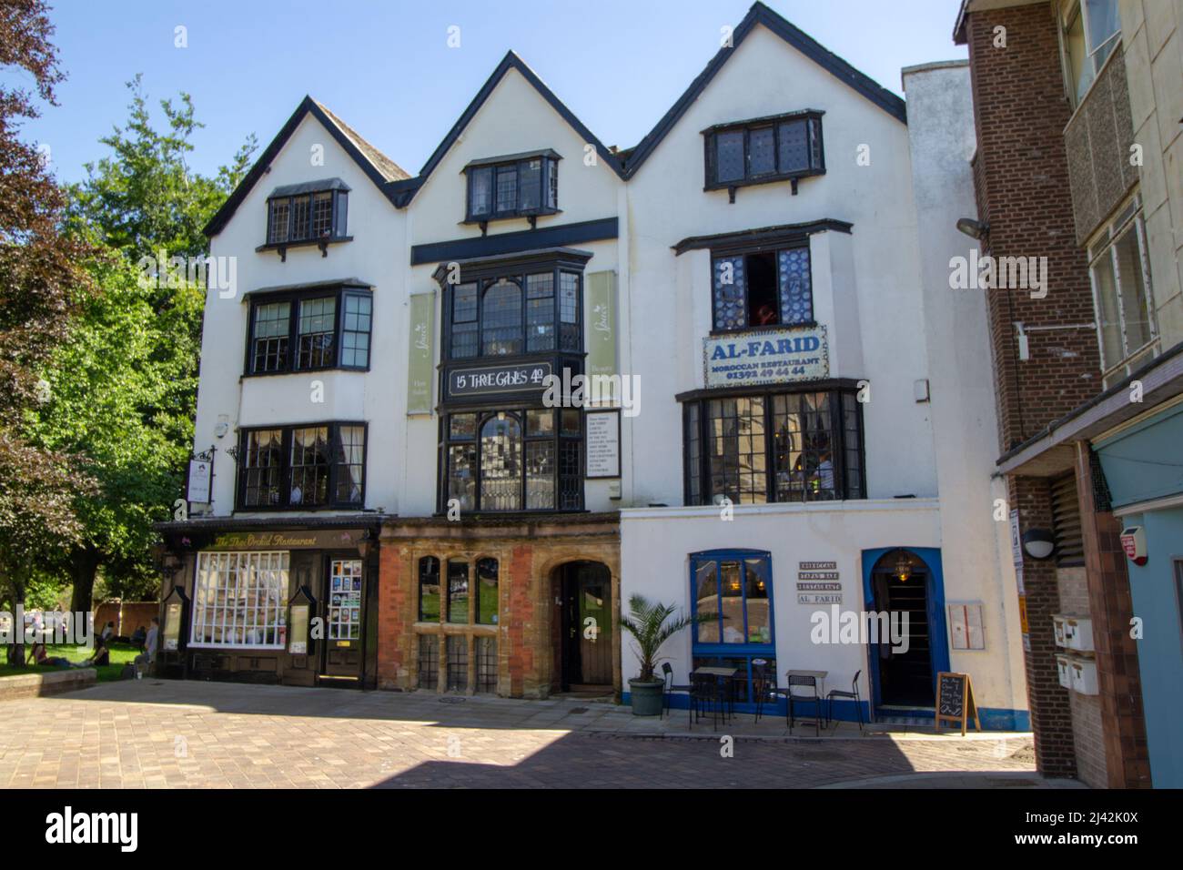 EXETER, Großbritannien - 18. JULI 2021 das marokkanische Al-Farid-Restaurant und das Tai Orchid-Restaurant auf dem Cathedral Yard Stockfoto