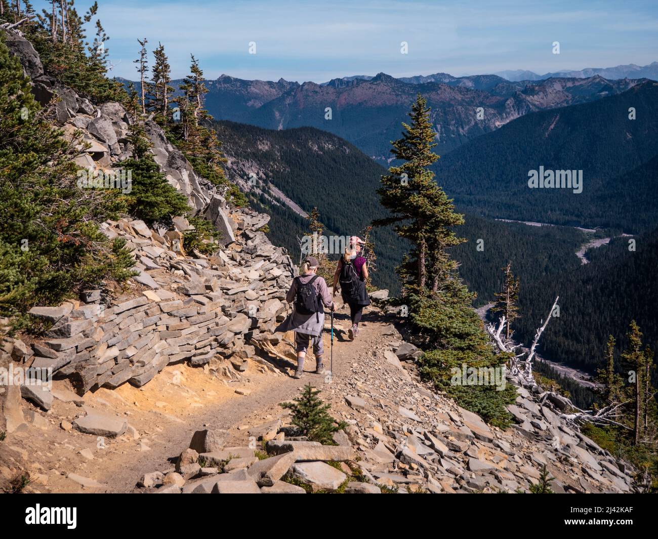 Zwei Wanderfrauen auf einem Wanderweg am Mt. Rainier National Park Stockfoto