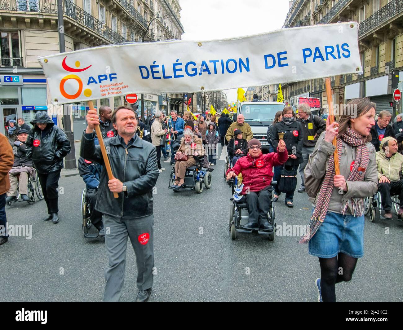 Paris, Frankreich, Demonstration französischer Behinderter, Association des Paralysés de France, für den Zugang zu Wohnungen, Banner, Wohnrecht für Rollstühle Stockfoto