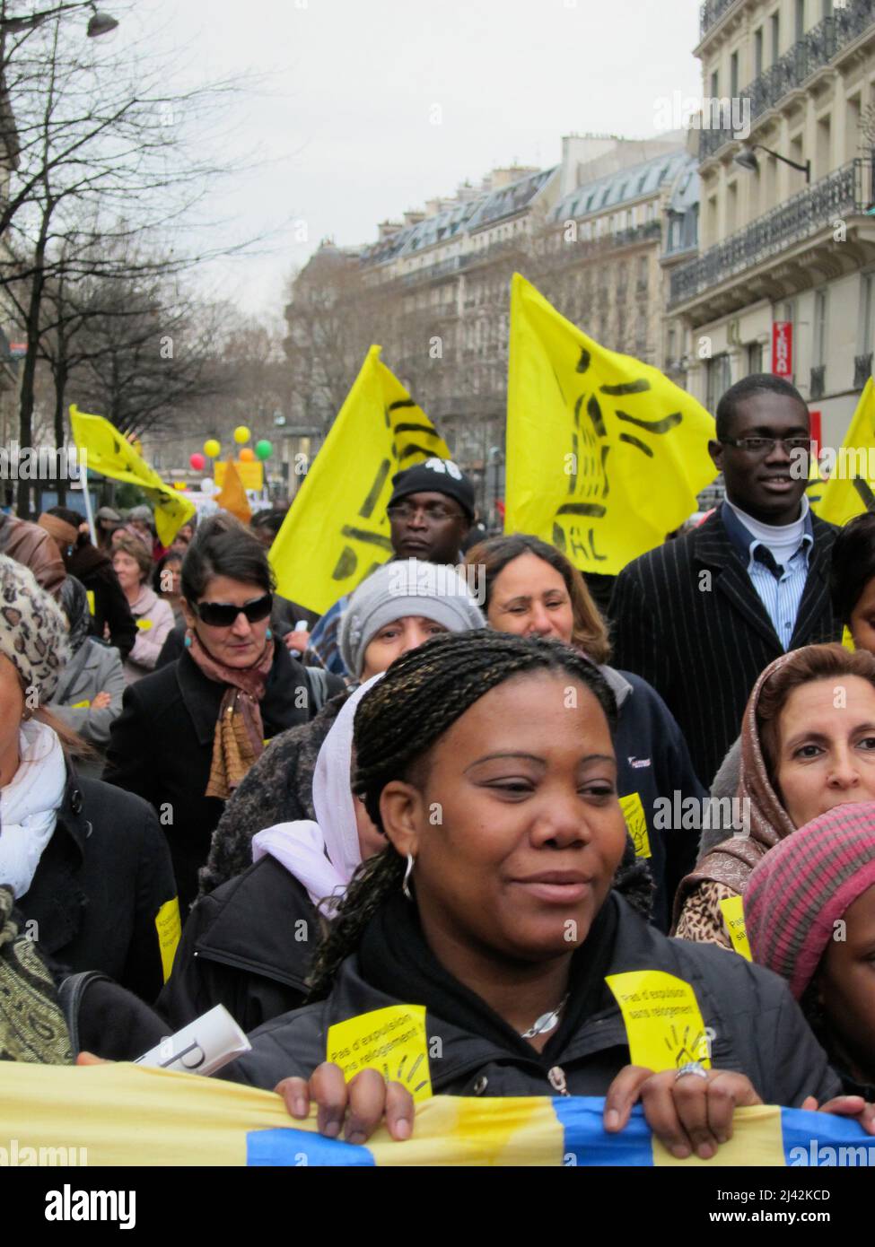 Paris, Frankreich, Menschenmenge, die mit Protestschildern umgeht, Demonstration afrikanischer Migranten für das Recht auf dauerhaften Wohnungsbau, Stockfoto