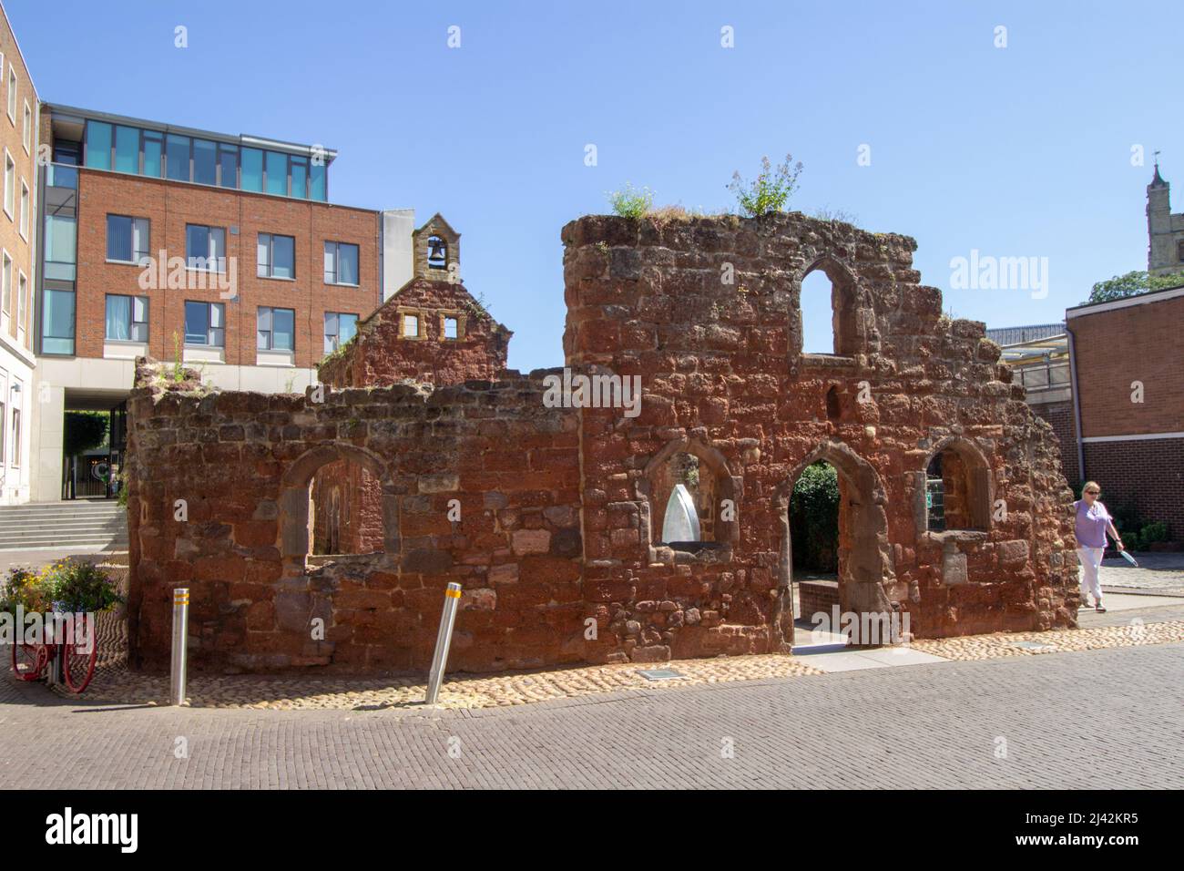 EXETER, Großbritannien - 18. JULI 2021 die historischen Ruinen der St. Catherine's Chapel in Catherine's Street und Princesshay im Hintergrund Stockfoto