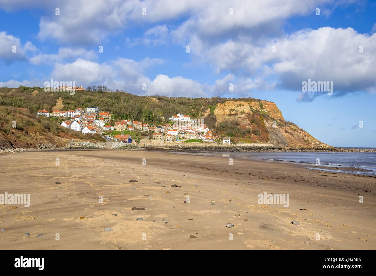 Das Wirrwarr an weißen Cottages mit Pantiledächern, aus denen das Küstendorf Runswick Bay in North Yorkshire gemacht wurde, wurde zu einem der 10 besten Strände Großbritanniens gewählt Stockfoto