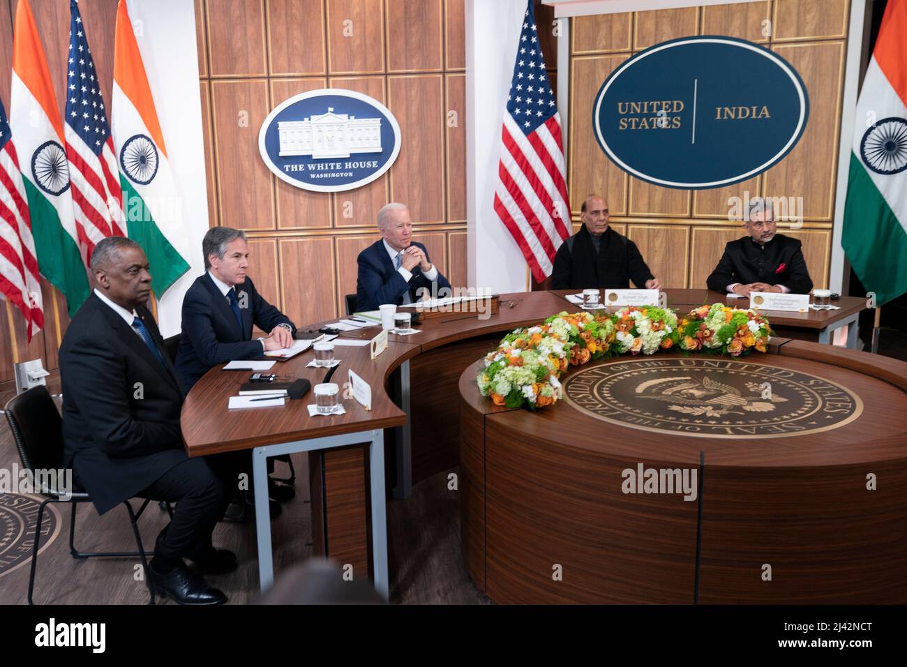 Der Präsident der Vereinigten Staaten, Joe Biden, trifft sich virtuell mit dem indischen Premierminister Narendra Modi im Weißen Haus in Washington, DC, am 11. April 2022. Mit Biden sind der US-Verteidigungsminister Lloyd J. Austin III (L), der US-Außenminister Antony Blinken (2. L), der indische Verteidigungsminister Rajnath Singh (2. R) und der Außenminister Subrahmanyam Jaishankar (R) vertreten. Quelle: Chris Kleponis/Pool via CNP /MediaPunch Stockfoto