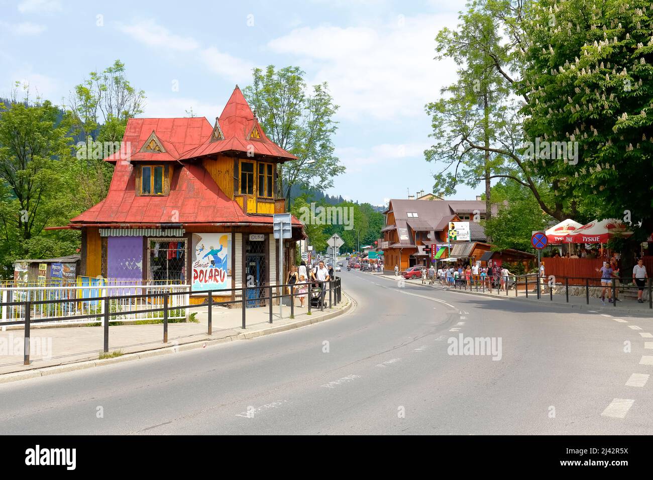 Zakopane, Polen - 07. Juni 2015: An der Nowotarska Straße befindet sich ein altes Wohnhaus aus dem frühen 20. Jahrhundert. Es gibt nicht viel traf Stockfoto Zakopane, Polen - 07. Juni 2015: An der Nowotarska Straße befindet sich ein altes Wohnhaus aus dem frühen 20. Jahrhundert. Es gibt nicht viel traf Stockfoto