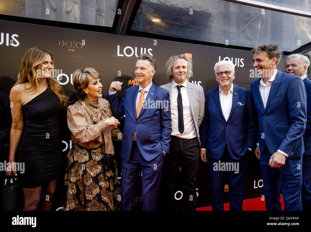 Amsterdam, Niederlande. 11. April 2022. AMSTERDAM - Mariska van der Klis, Truus van Gaal, Louis van Gaal, Geertjan Lassche, Jan Slatter und Harmen Jalvingh auf dem roten Teppich vor der Premiere VON LOUIS. Der Dokumentarfilm handelt vom Leben des Nationaltrainers Louis van Gaal. ANP KIPPA KOEN VAN WEEL Credit: ANP/Alamy Live News Stockfoto