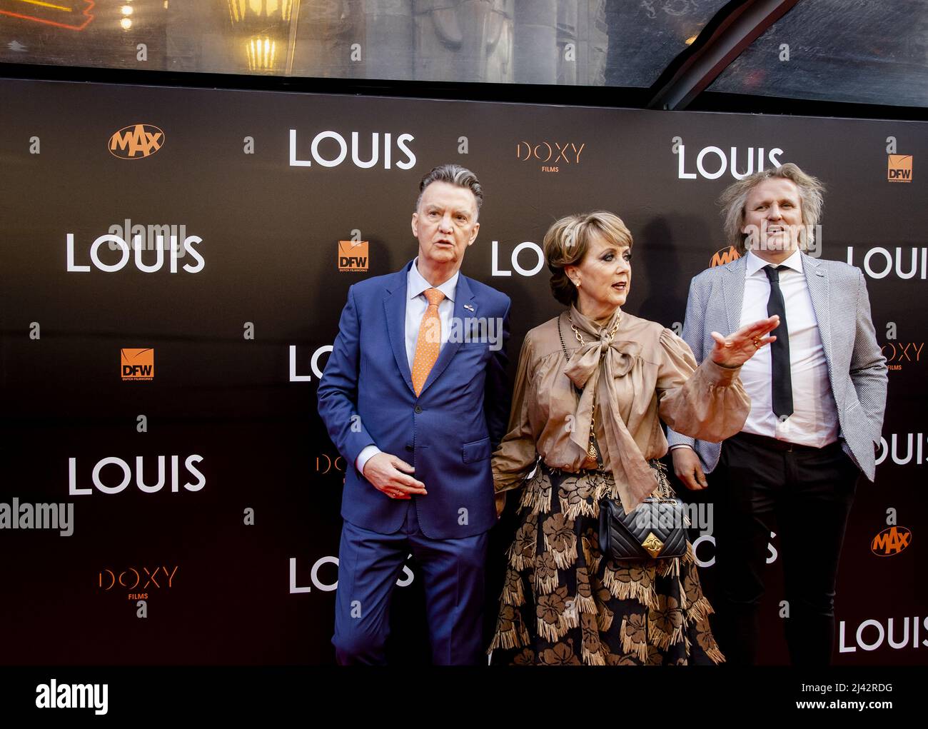 Amsterdam, Niederlande. 11. April 2022. 2022-04-11 19:08:07 AMSTERDAM - Louis van Gaal, seine Frau Truus van Gaal und Geertjan Lassche (von links nach rechts) auf dem roten Teppich vor der Premiere von LOUIS. Der Dokumentarfilm handelt vom Leben des Nationaltrainers Louis van Gaal. ANP KIPPA KOEN VAN WEEL netherlands Out - belgium Out Credit: ANP/Alamy Live News Stockfoto