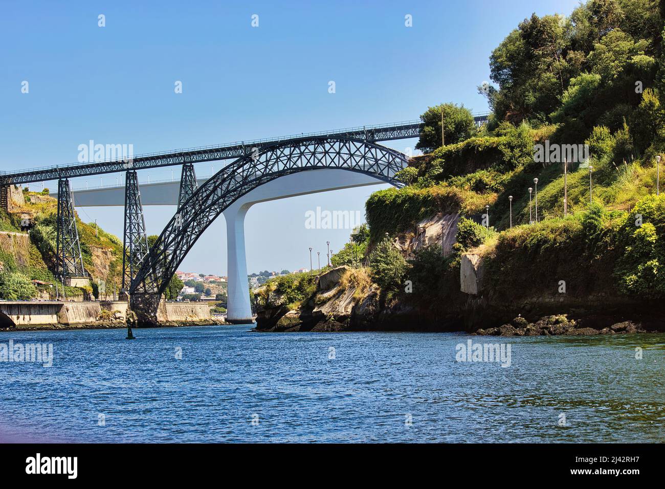 Panoramablick auf die Ribeira der malerischste Bezirk von Porto (Porto), mit seinen bunten Häusern ist es der am meisten besuchte Bezirk von Touristen Stockfoto