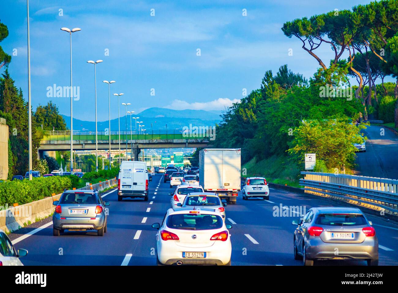 Blick auf die Autostrada A1 oder die Autostrada del Sole in der Nähe der Stadt Rom. Die italienische Autobahn verbindet Mailand über Bologna, Florenz und Rom mit Neapel. Stockfoto