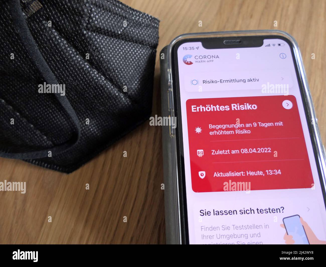 Corona Risikowarnung Auf Dem Mobiltelefon Stockfoto