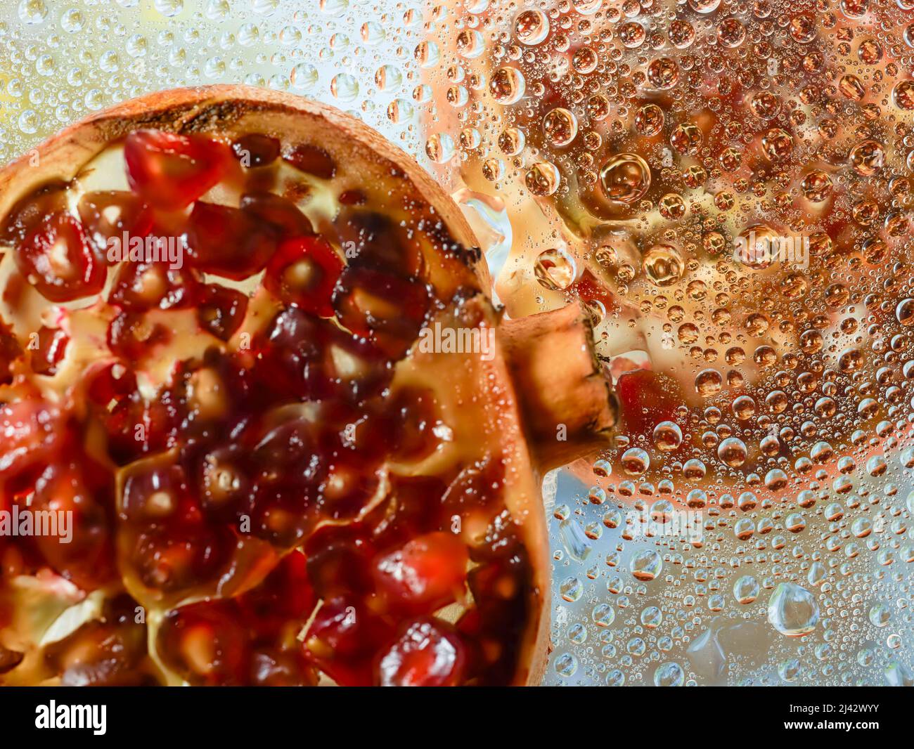 Kreative Makronahrung Stillleben von Granatapfel und Reflexion auf der geknittenen Oberfläche Stockfoto