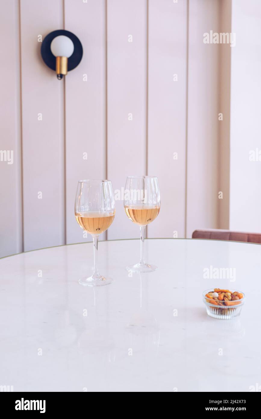 Zwei Gläser mit Weißwein auf dem Tisch Stockfoto