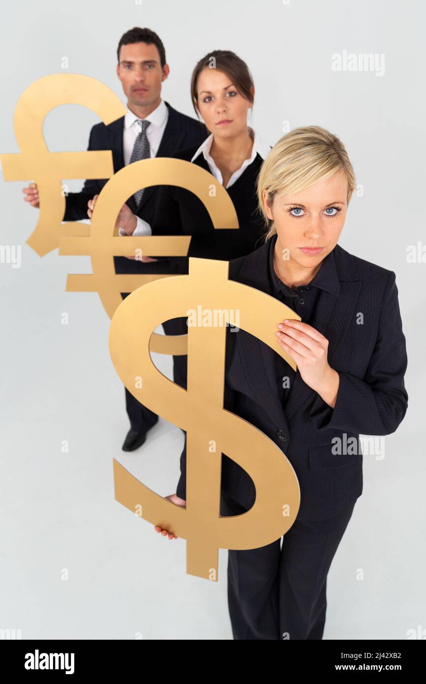 Besorgt besorgte Geschäftsleute Team, Geschäftsmann und Geschäftsfrauen, halten große Goldgeld Währungssymbole, Britisches Pfund, Dollar und Euro. Exch Stockfoto