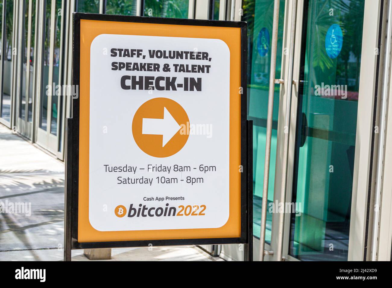Miami Beach Florida Convention Center vor der Außenfassade Schild Personal Freiwilliger Sprecher Talent Check-in bitcoin2022 Stockfoto