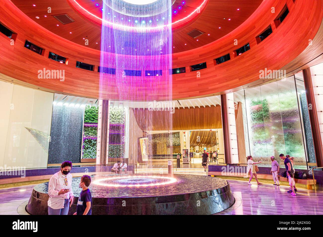 Hollywood Florida Seminole Hard Rock Hotel & Casino Tribe Tribal Reservation im Inneren der Oculus Wasserfall kreisförmigen Brunnen Licht Show l Stockfoto