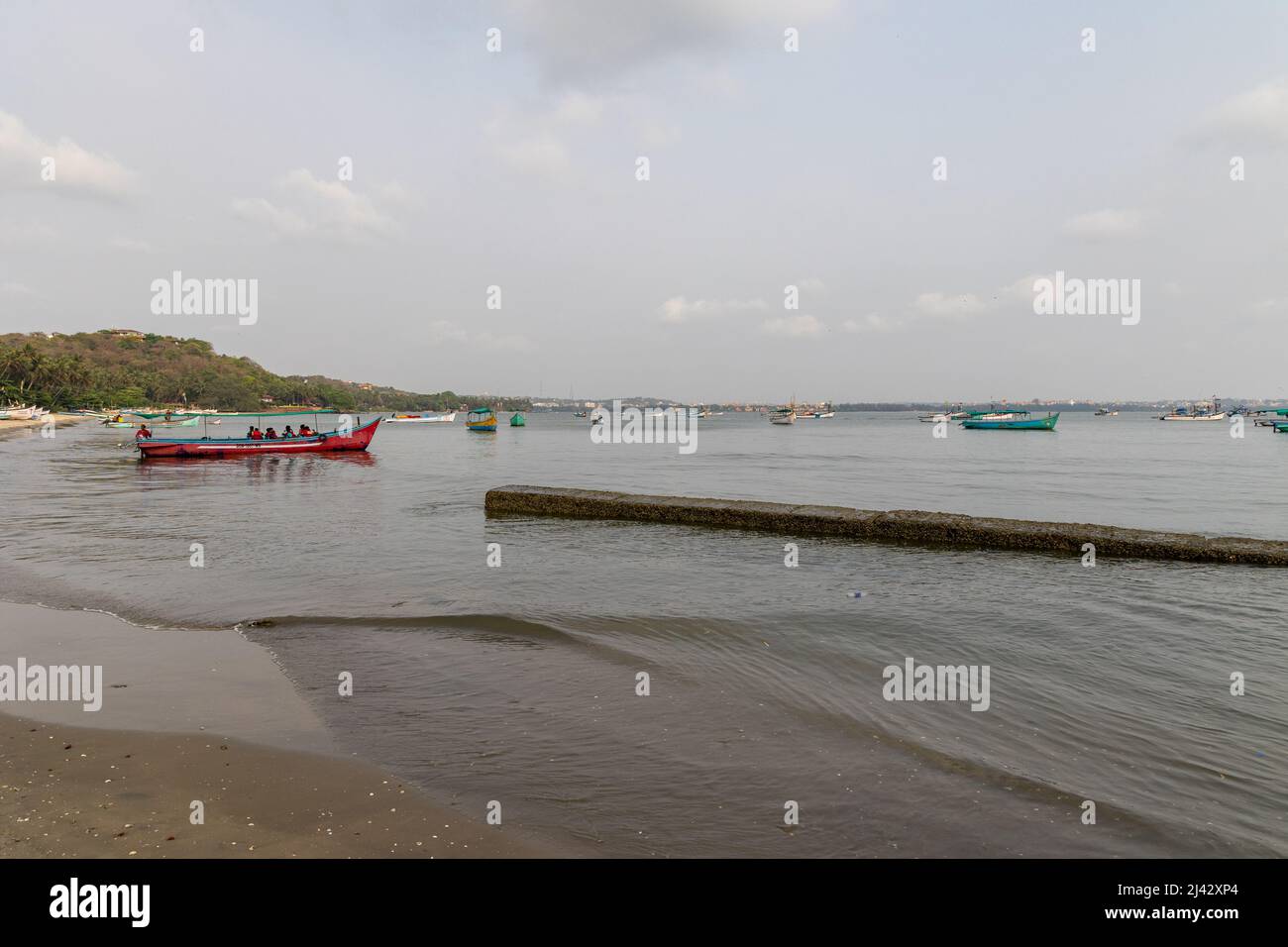 Boote gesehen ankerten am Coco Beach, Nerul, Goa; für Touristen Dolphin Point und andere nahe gelegene Punkte zu besuchen Stockfoto