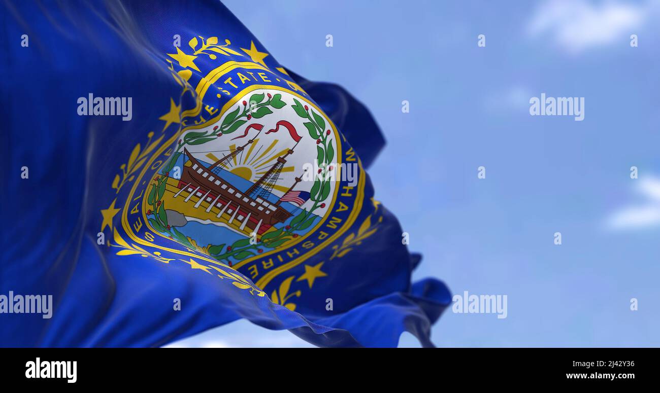 Die US-Staatsflagge von New Hampshire winkt im Wind. New Hampshire ist ein Staat in der Region New England der Vereinigten Staaten. Demokratie und Abhängigkeit Stockfoto