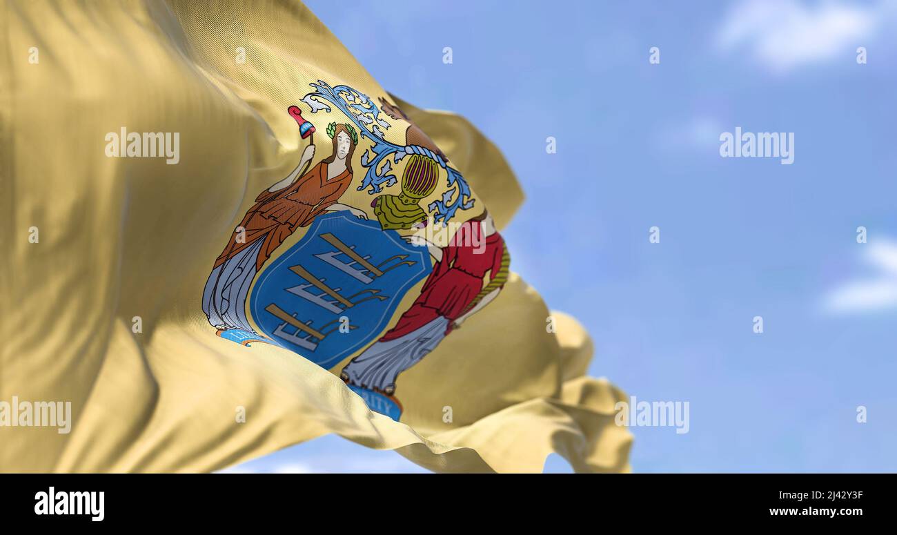 Die US-Staatsflagge von New Jersey winkt im Wind. New Jersey ist ein Staat in den mittelatlantischen und nordöstlichen Regionen der Vereinigten Staaten. Demokratie Stockfoto