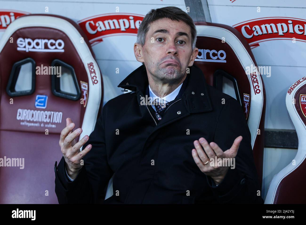 Turin, Italien. 10. April 2022. Frederic Massara Sports Director von AC Milan reagiert während des Fußballspiels der Serie A 2021/22 zwischen dem FC Turin und dem AC Mailand im Olimpico Grande Torino Stadium in Turin.(Endstand; Turin FC 0 - 0 AC Mailand) Credit: SOPA Images Limited/Alamy Live News Stockfoto