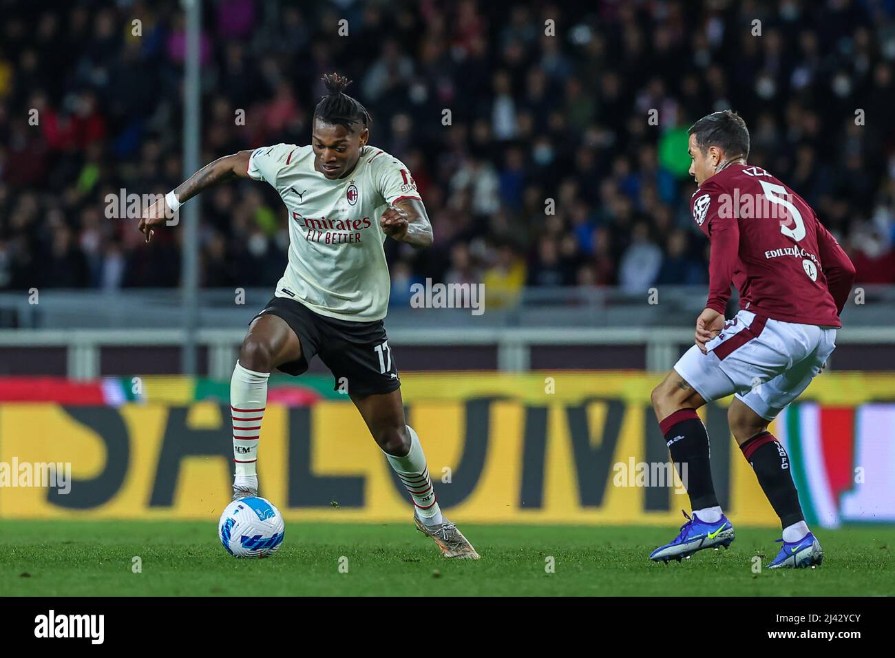 Turin, Italien. 10. April 2022. Rafael Leao vom AC Mailand in Aktion gesehen während der Serie A 2021/22 Fußballspiel zwischen Turin FC und AC Mailand im Olimpico Grande Torino Stadium in Turin.(Endstand; Turin FC 0 - 0 AC Mailand) Credit: SOPA Images Limited/Alamy Live News Stockfoto