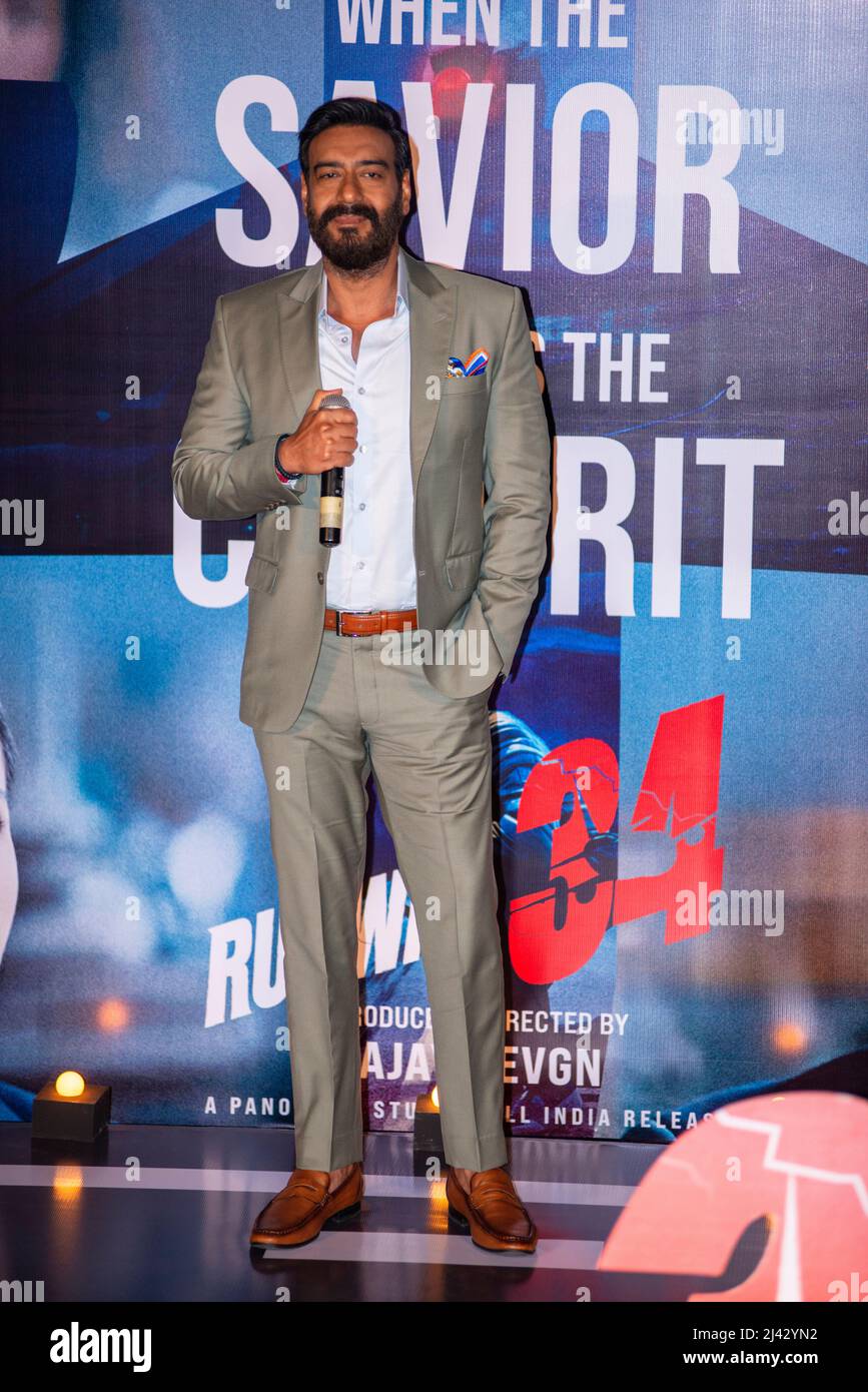 Neu-Delhi, Indien. 11. April 2022. Schauspieler Ajay Devgan spricht während des Trailer-Starts für den Film Runway 34 auf der PVR Plaza, Connaught Place in Neu-Delhi. Runway 34 ist ein kommender indischer Thriller-Drama-Film, der von Ajay Devgan gedreht und produziert wird. (Foto von Pradeep Gaur/SOPA Images/Sipa USA) Quelle: SIPA USA/Alamy Live News Stockfoto