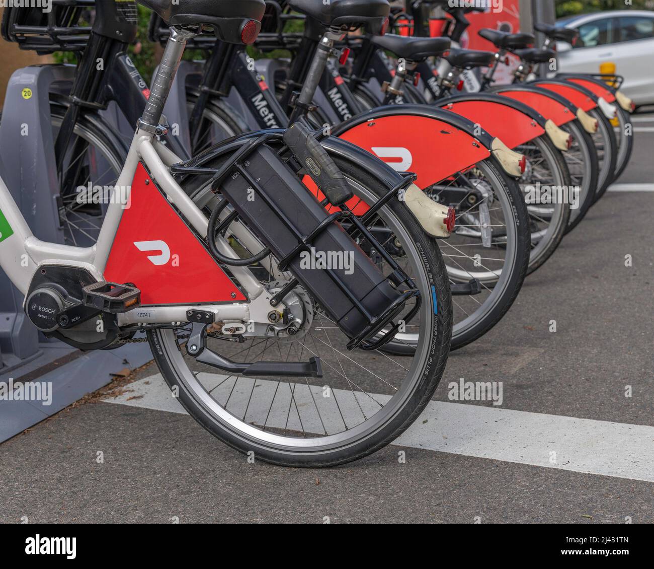 Los Angeles, CA, USA - 11. April 2022: Metro Bike Sharing Station in Los Angeles, CA. Das Programm wurde 2016 von Metro gestartet. Stockfoto