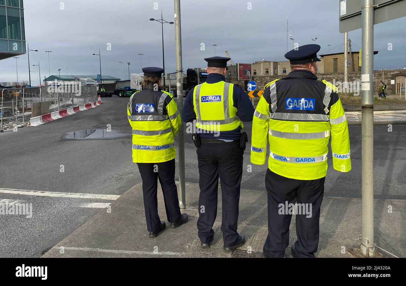 Gardai-Offiziere am Schauplatz eines Protestes in Dublin, nach dem eine eintägige Demonstration von irischen Spediteuren und Truckern zu Ende ging. Bilddatum: Montag, 11. April 2022. Stockfoto