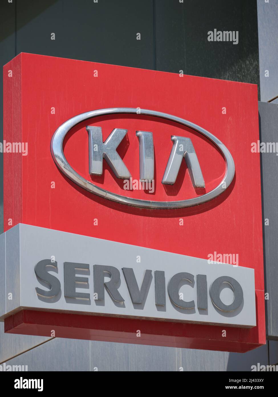 Kia Service-Logo und Textsing des koreanischen Autohauses in Fuengirola, Provinz Malaga, Spanien. Stockfoto
