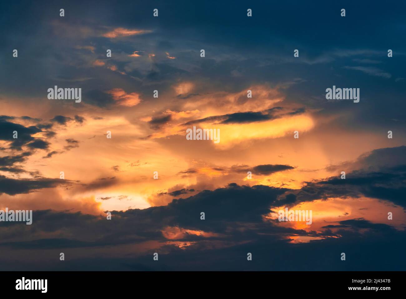 Schöner, farbenfroher, dramatischer Sonnenuntergang, Dämmerungshimmel Stockfoto