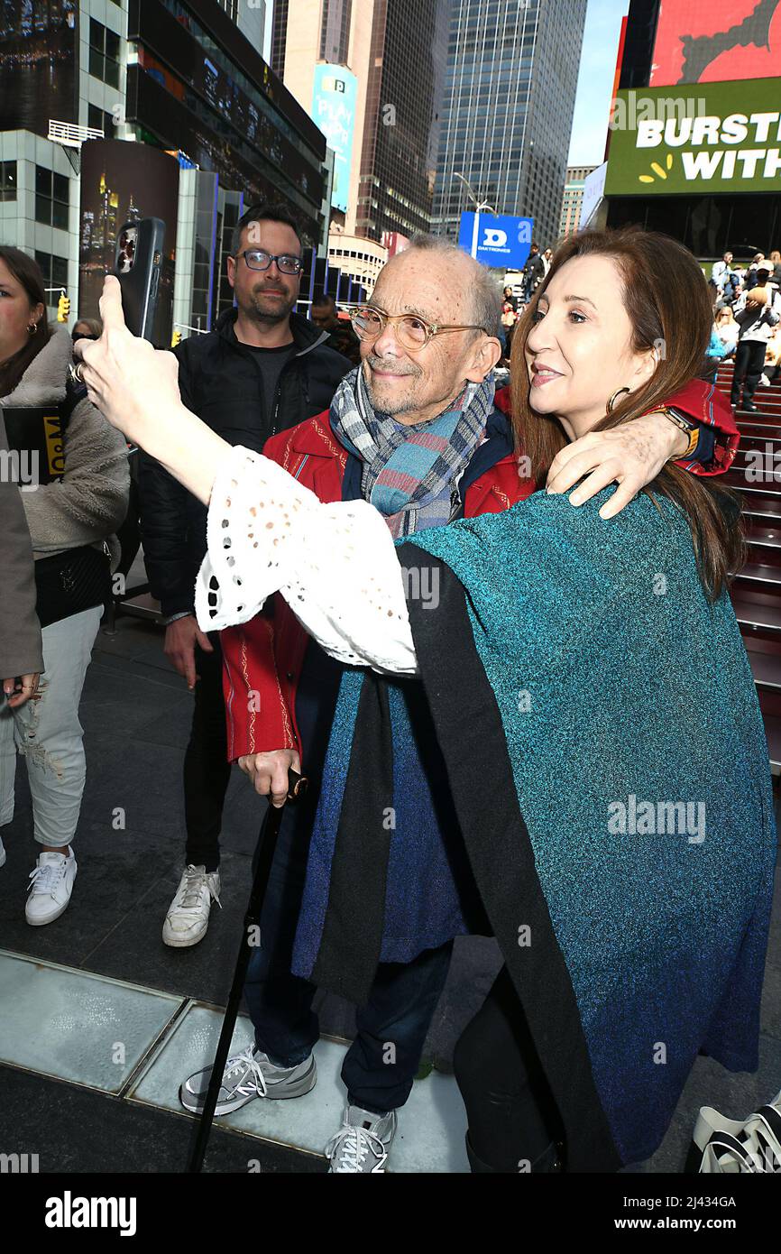 Joel Gray nimmt am 11. April 2022 am Duffy Square am Times Square in New York, New York, USA, an der Geburtstagsfeier 90. von Joel Gray Teil. Robin Platzer/ Twin Images/ Credit: SIPA USA/Alamy Live News Stockfoto