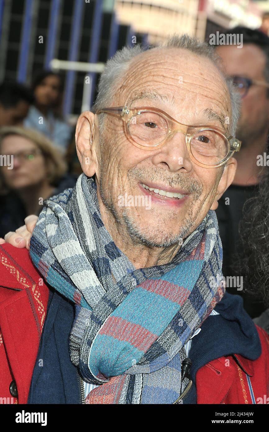 Joel Gray nimmt am 11. April 2022 am Duffy Square am Times Square in New York, New York, USA, an der Geburtstagsfeier 90. von Joel Gray Teil. Robin Platzer/ Twin Images/ Credit: SIPA USA/Alamy Live News Stockfoto