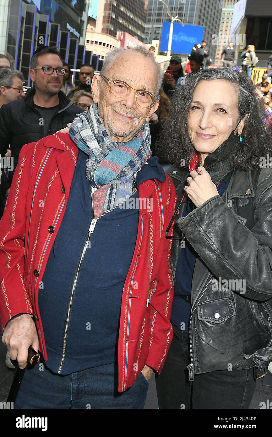 Joel Gray nimmt am 11. April 2022 am Duffy Square am Times Square in New York, New York, USA, an der Geburtstagsfeier 90. von Joel Gray Teil. Robin Platzer/ Twin Images/ Credit: SIPA USA/Alamy Live News Stockfoto