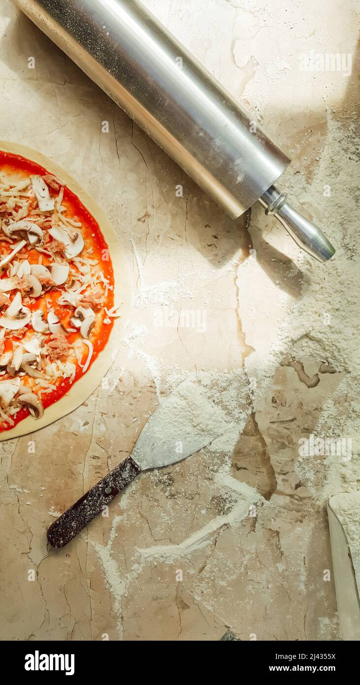 Künstlerisches Foto bei der Herstellung einer hausgemachten italienischen Pizza Stockfoto