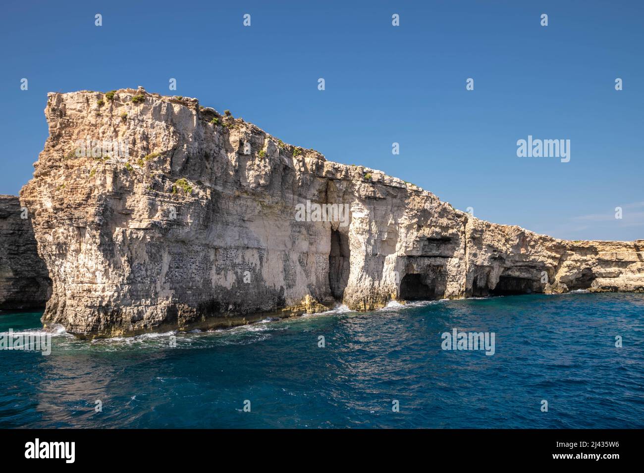 Wunderschöne maltesische Buchten und Klippen, umgeben von einem atemberaubenden blauen Meer Stockfoto