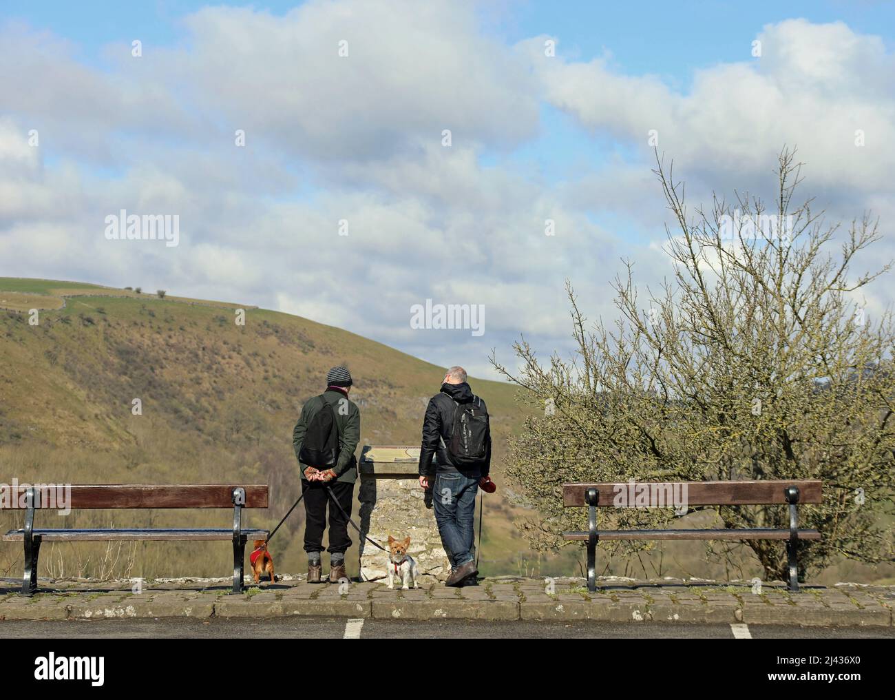 Besucher von Monsal Head beim Lesen der Touristeninformation Stockfoto