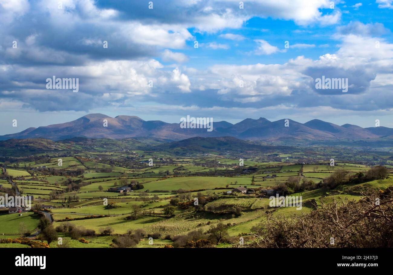 Blick auf die wunderschöne Mourne Mountains Range, aufgenommen von Windy Gap in Banbridge, Nordirland. Stockfoto