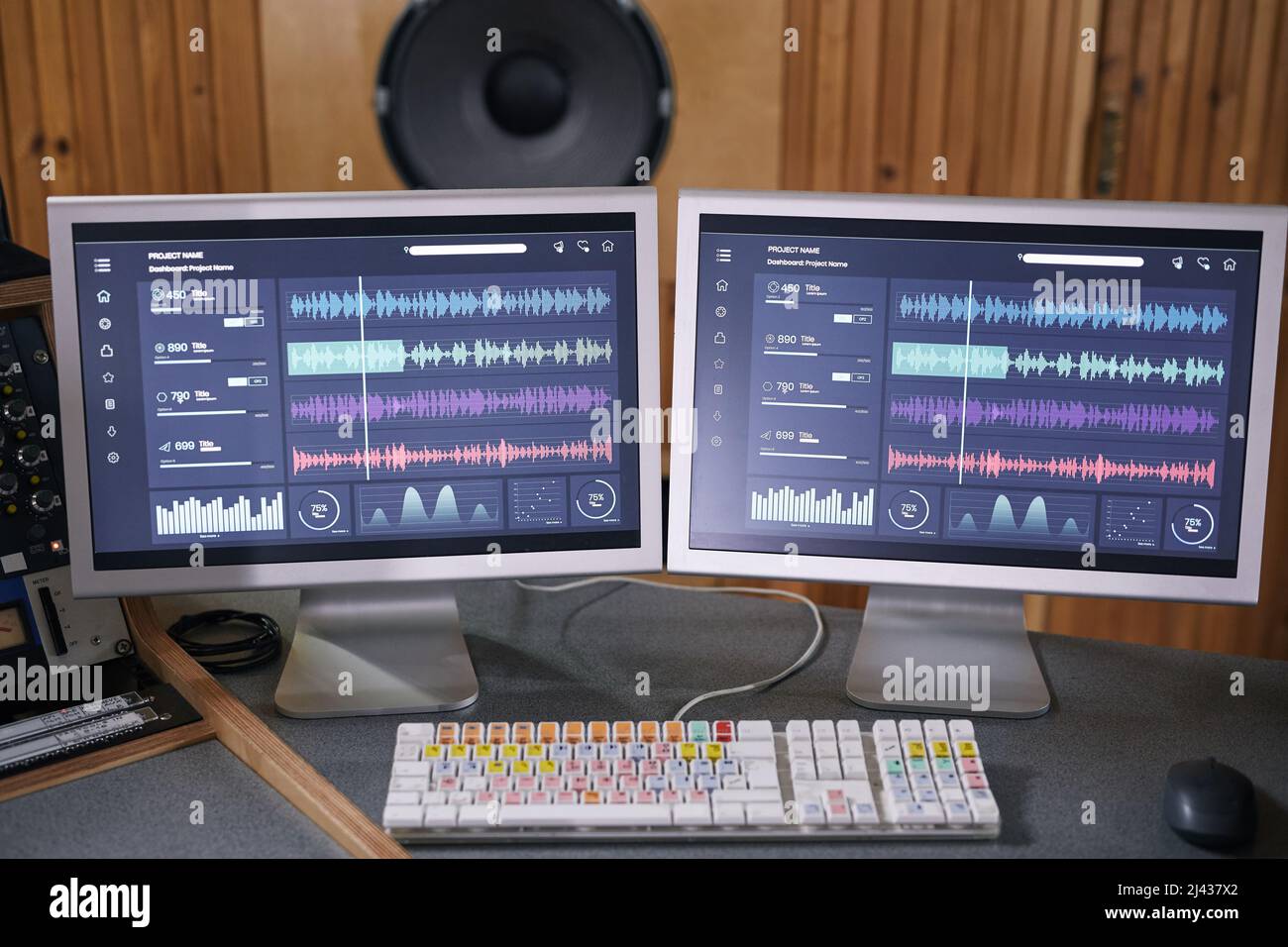 Hintergrundbild von zwei Computerbildschirmen mit Audiospuren im Home Recording Studio, Musikproduktionskonzept Stockfoto