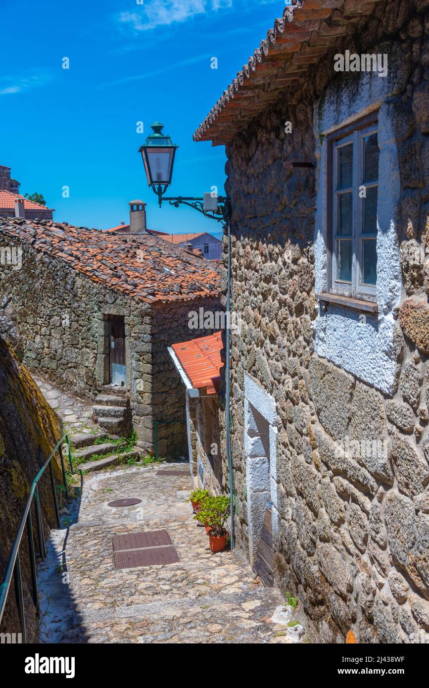 Schmale Straße in der Altstadt von Monsanto, Portugal. Stockfoto