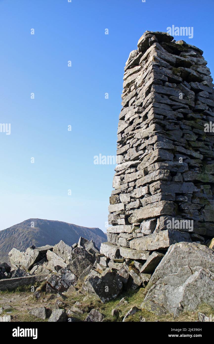 Stein-Obelisk zum Gedenken an das Diamantenjubiläum der Königin Victoria auf dem Nantlle Ridge in Snowdonia Stockfoto