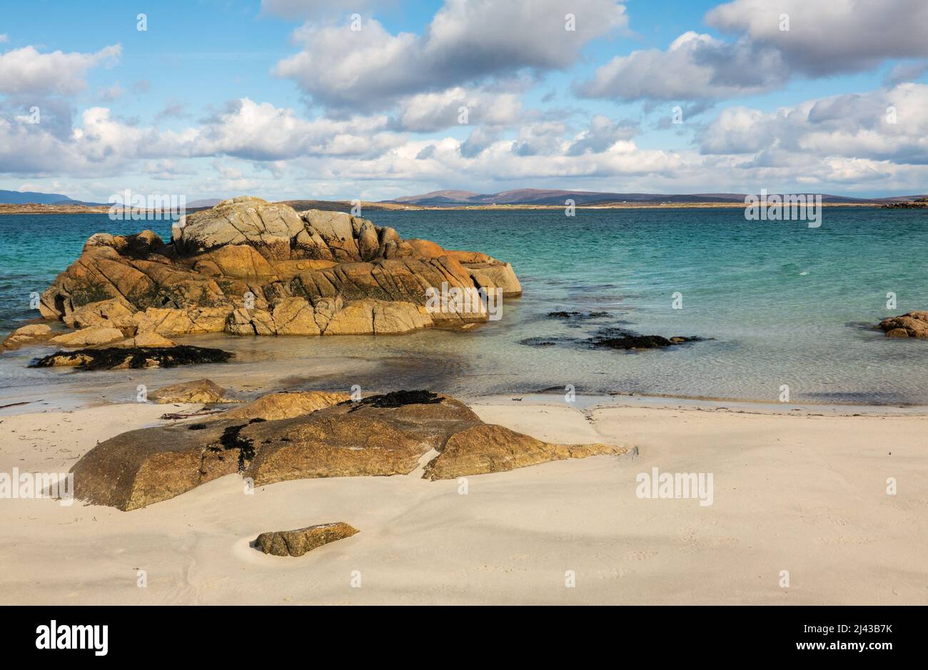 Schöner Blick auf Gurteen Beach, Öffentlicher Strand in Roundstone mit weißem Sandstrand und ruhigem Wasser, Connemara, Co. Galway, Irland Stockfoto