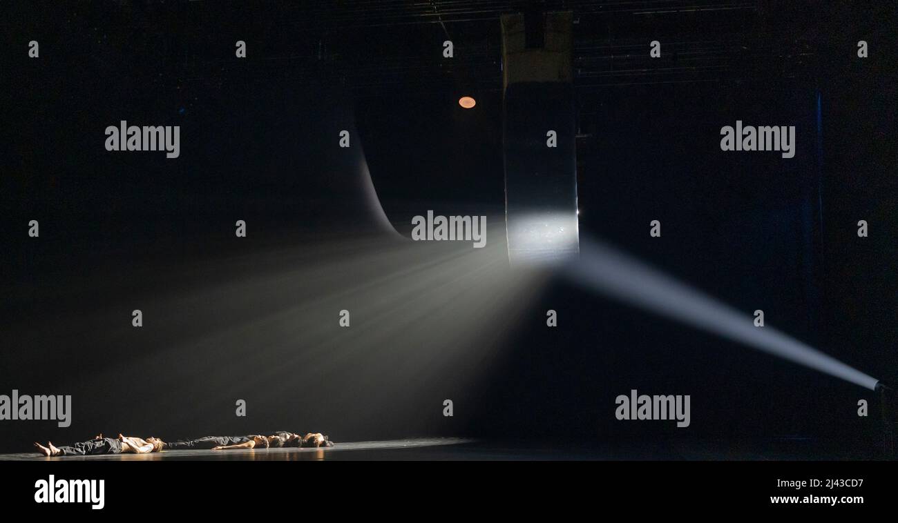 Sadler’s Wells, London, Großbritannien. 11. April 2022. Generalprobe Fotocall for Mystery Sonatas/ for Rosa von Anne Teresa de Keersmaeker in Sadler’s Wells. De Keersmaekers Werk ist eng mit der Musik verbunden, sie verbindet sich mit den Sonaten „Mystery“ oder „Rosary“ von Heinrich Ignaz Franz Biber. Die Mystery Sonatas, die um 1676 geschrieben wurde, ist eine musikalische Übersetzung der fünfzehn Heiligen Mysterien des Lebens der Jungfrau Maria. Bibers Mysterien teilen sich in drei Zyklen auf: Fünf freudige, fünf traurige und fünf glorreiche Sonaten. Quelle: Malcolm Park/Alamy Live News. Stockfoto