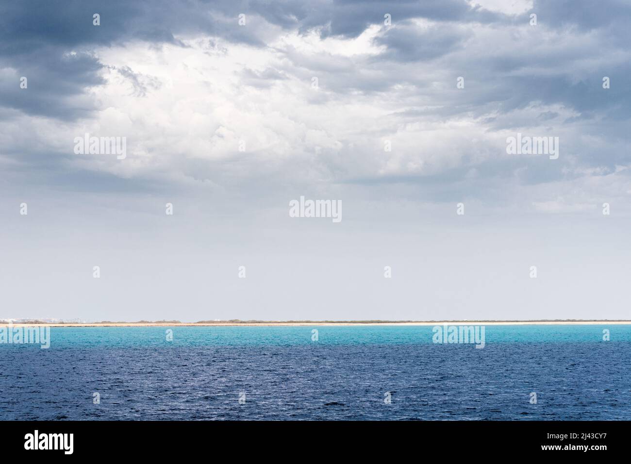Minimalistische und entspannende Meereslandschaft mit blauem Meer und Sommerhimmel Stockfoto