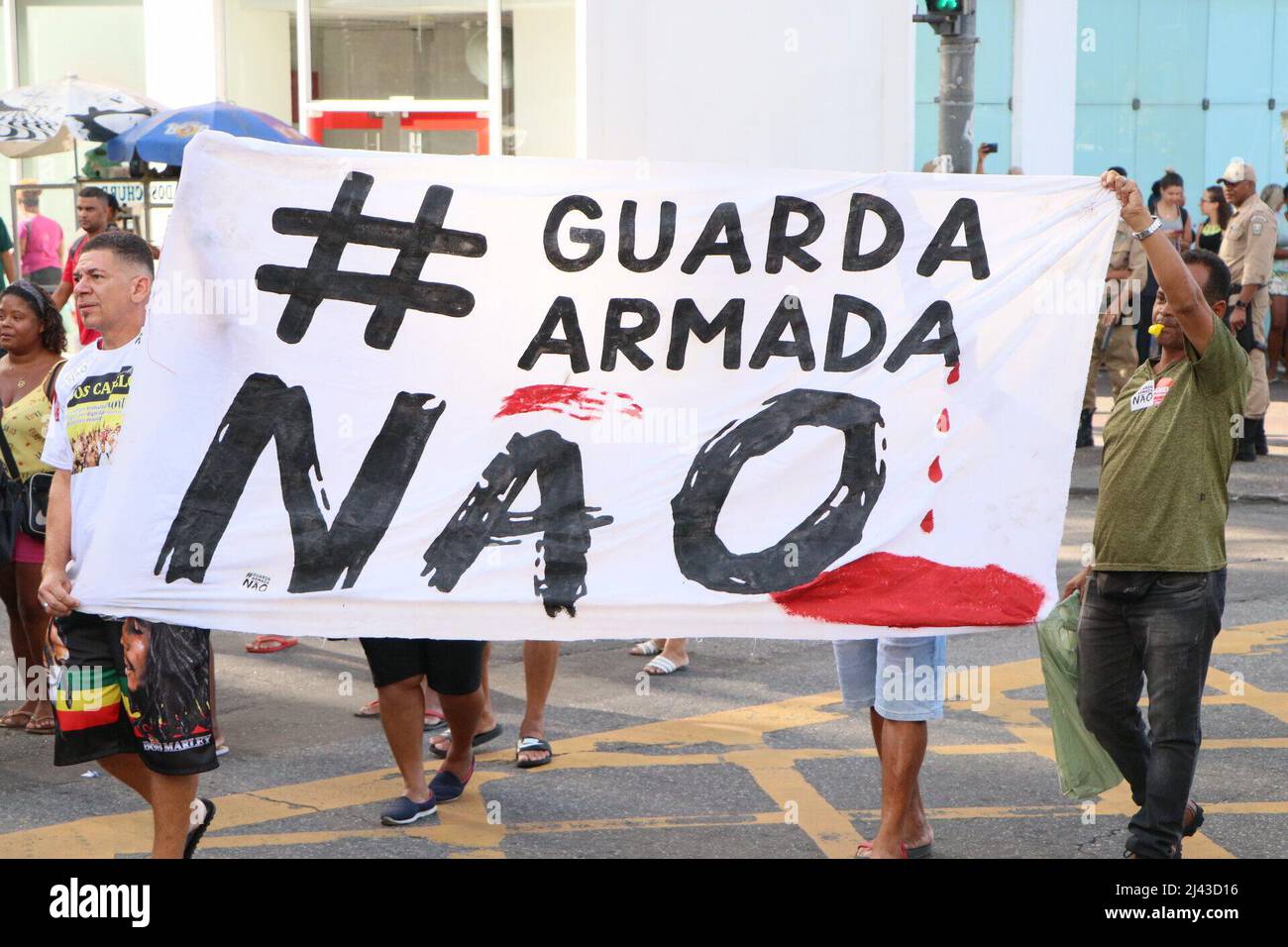 11. April 2022, Rio de Janeiro, Rio de Janeiro, Brasilien: (INT) Straßenhändler blockieren die Straße während eines Protestes im Stadtteil Tijuca in Rio de Janeiro. 11. April 2022, Rio de Janeiro, Brasilien: Eine Gruppe von Straßenverkäufern verbietet am Montag (11) einen Teil der Straße Conde de Bonfim in Tijuca, Rio de Janeiro, um gegen die Repression der Stadtgarde in der Nachbarschaft zu protestieren. Nach Angaben der Vertreterin der United Movement of Street Vendors, Maria dos Camelos, soll die Tat die Unterstützung für informelle Arbeiter zeigen, die am Freitag (8) an der Arbeit gehindert wurden, und die Regularisierung der o fordern Stockfoto