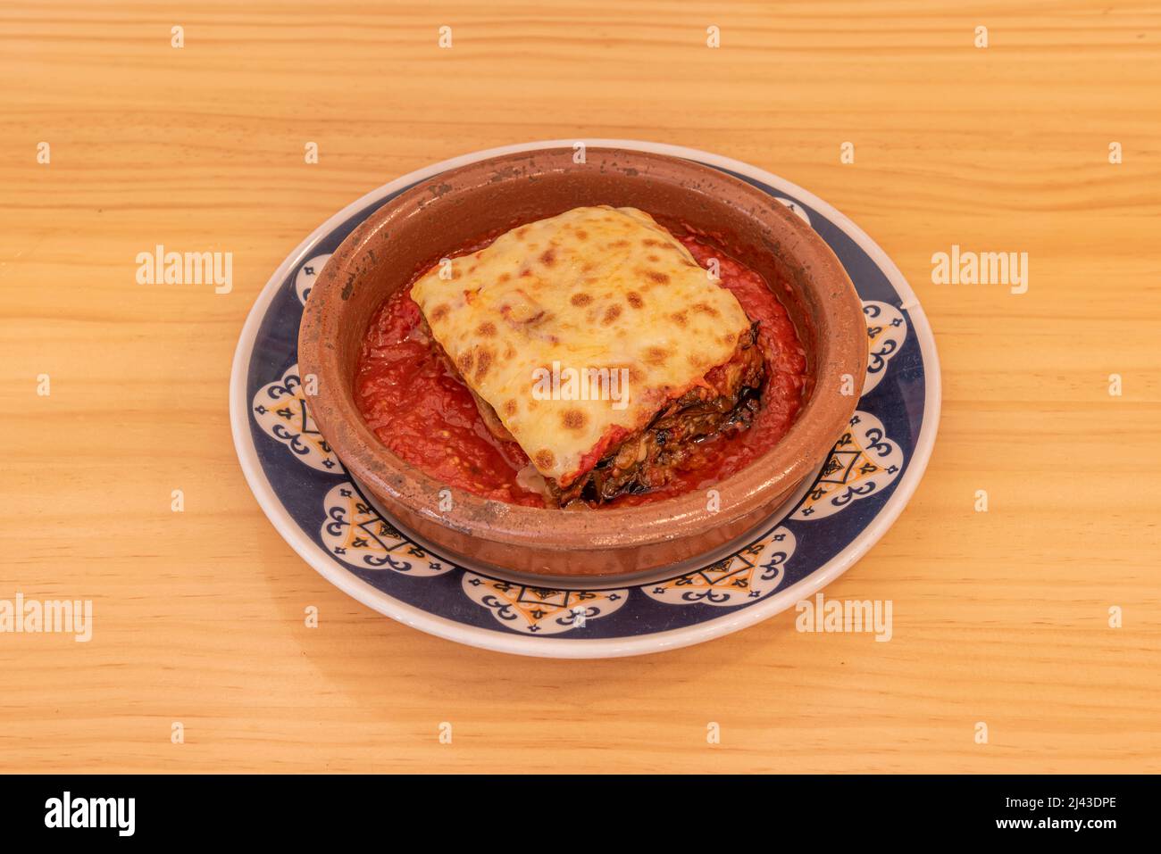 Parmigiana, ist ein typisches Gericht aus Sizilien und Süditalien. Es ist wie eine Lasagne aus Auberginen, mit geriebenem Käse, Tomatensauce und Basilikum le Stockfoto