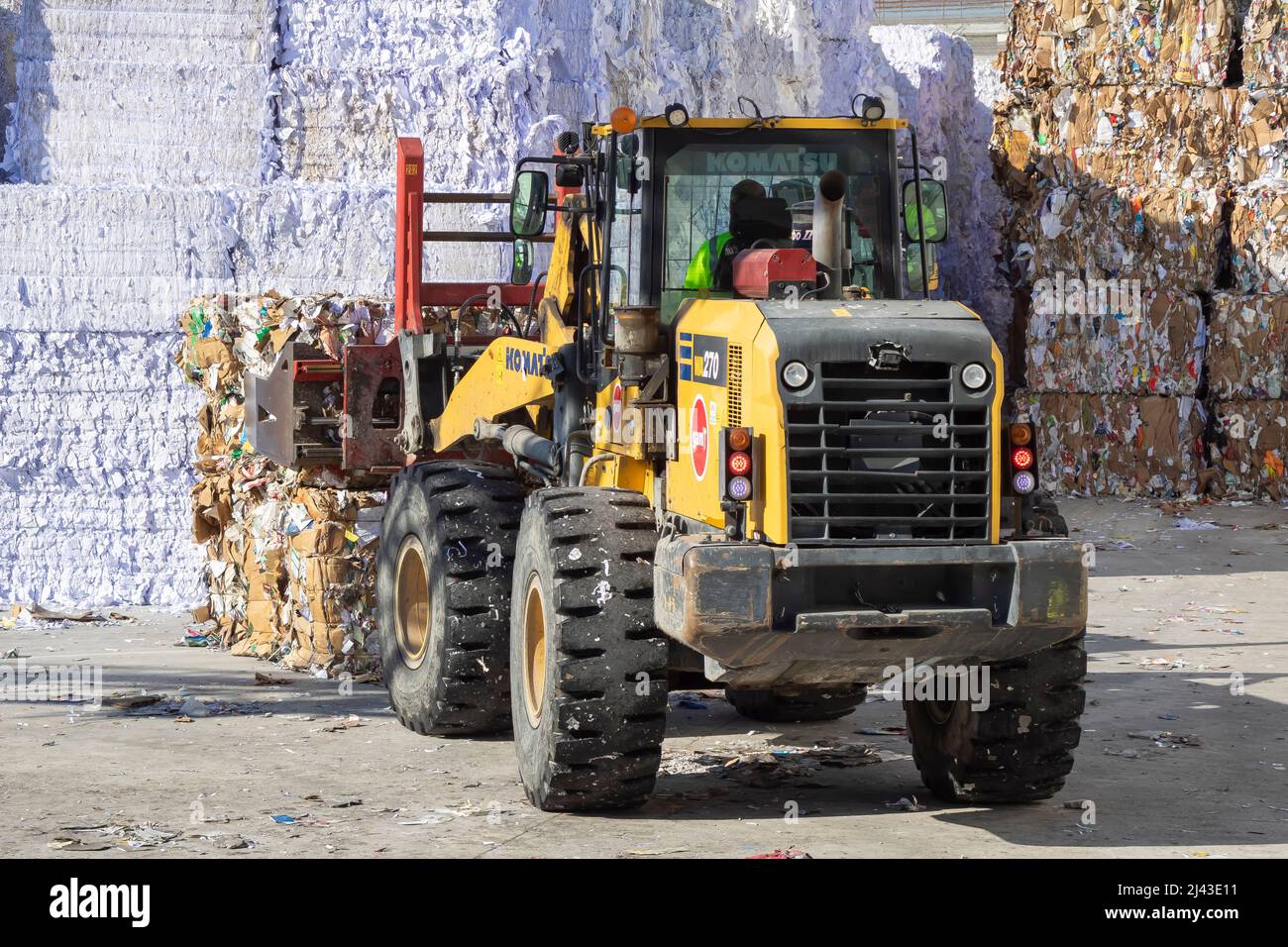 Schwere Maschinen, die in einer industriellen Recyclinganlage mit Recyclingpapier arbeiten. Stockfoto