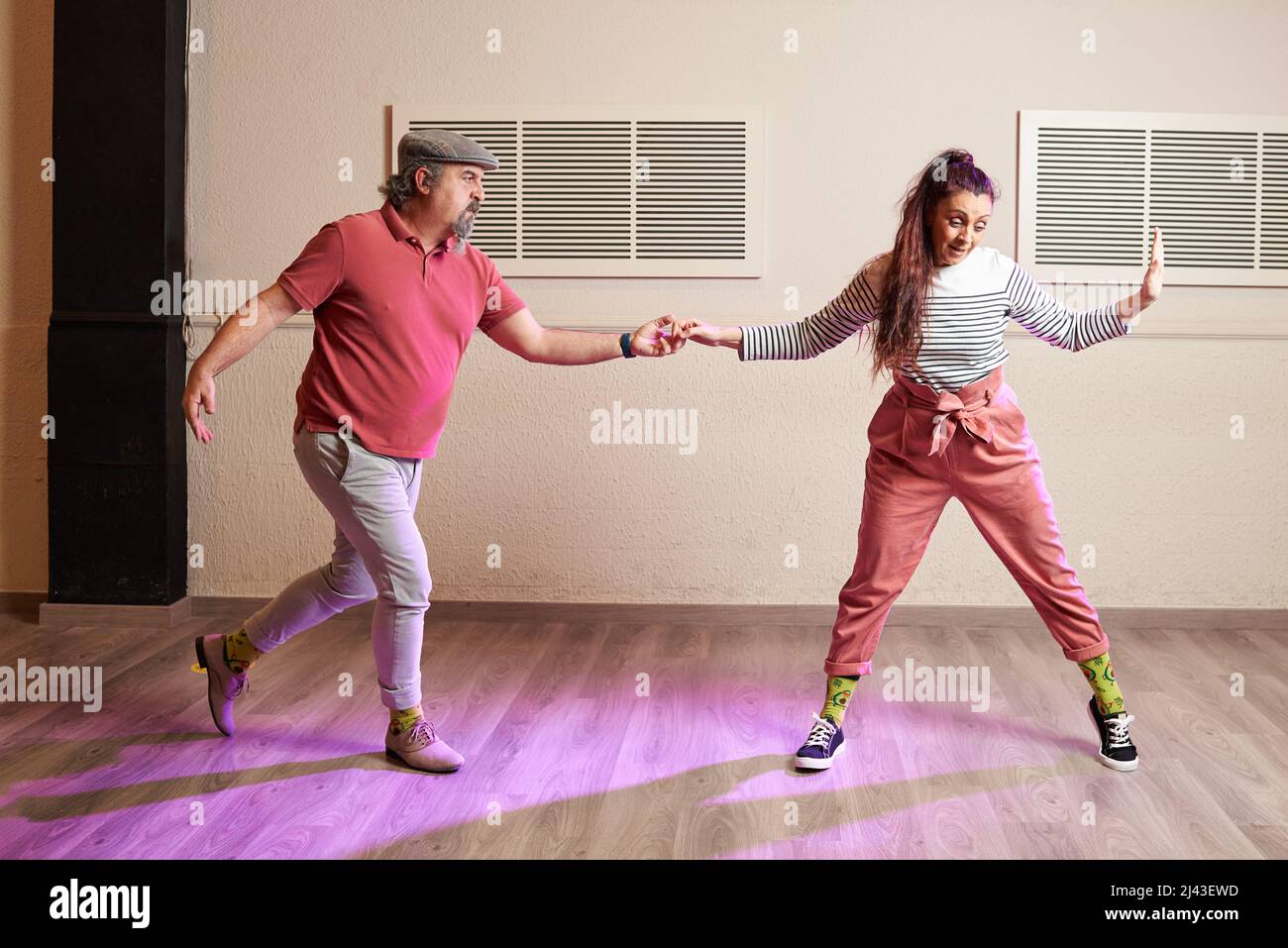 Ein älteres Paar, das Lindy Hop in einem Studio tanzt Stockfoto