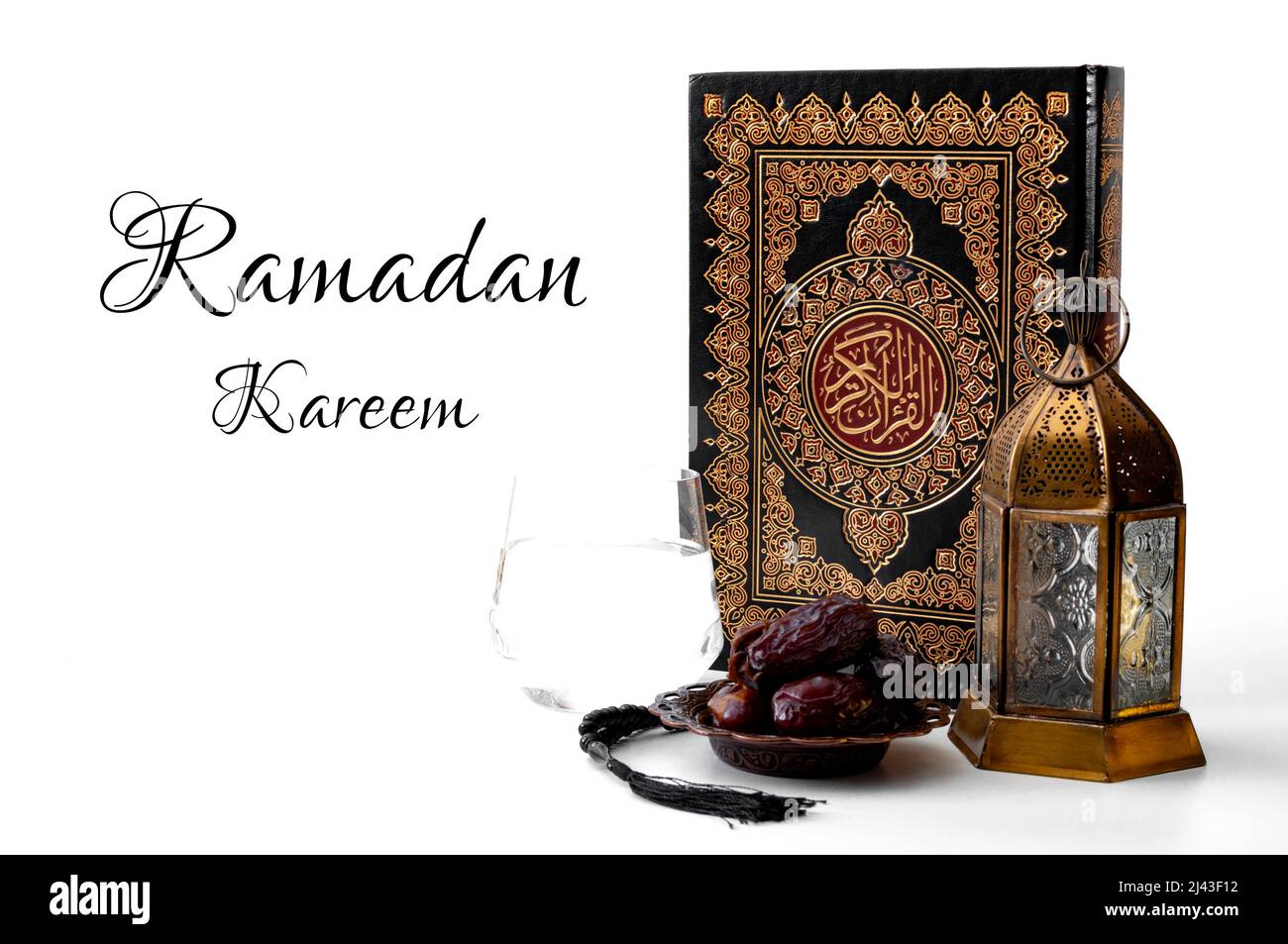 Ramadan Kareem, muslimische religiöse Tradition, heiliger Monat des Islam und Iftar-Konzept Thema mit einer Schüssel mit Datteln, Gebetsperlen, Glas Wasser, Koran und Stockfoto