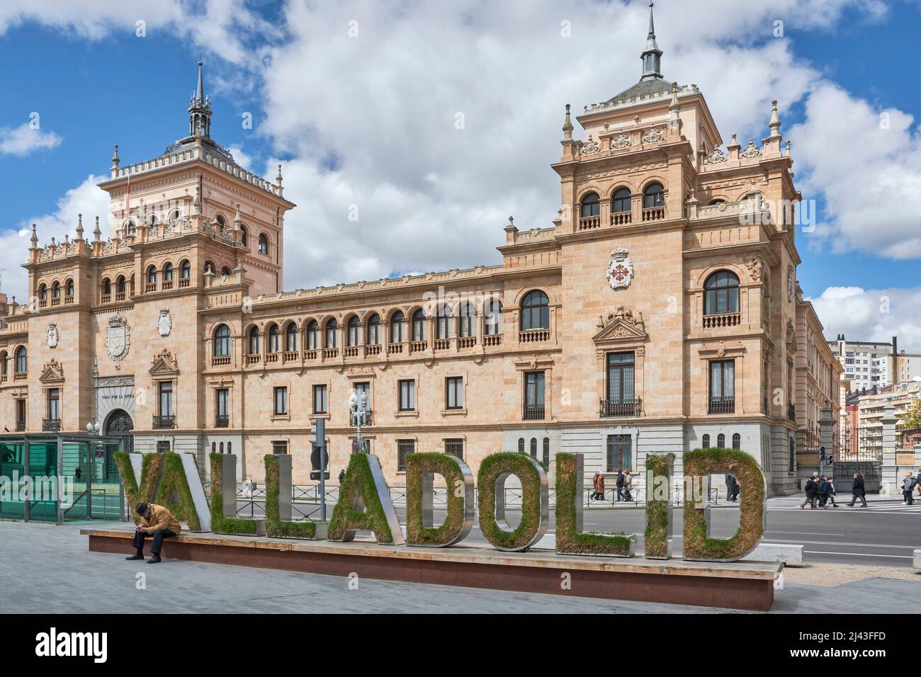 Name von Valladolid auf der Plaza de Zorrilla mit dem Gebäude der Kavallerie-Akademie als Hintergrund, touristische Postkarte der Stadt, Castilla y Leon. Stockfoto